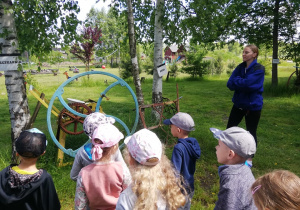 przedszkolaki oglądają starodawne maszyny rolnicze